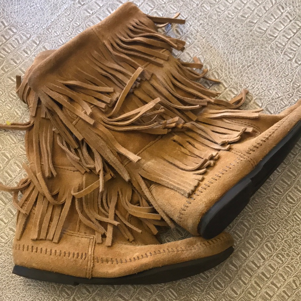 Minnetonka Women’s Three Layer Fringe Boots Size 9 - image 1